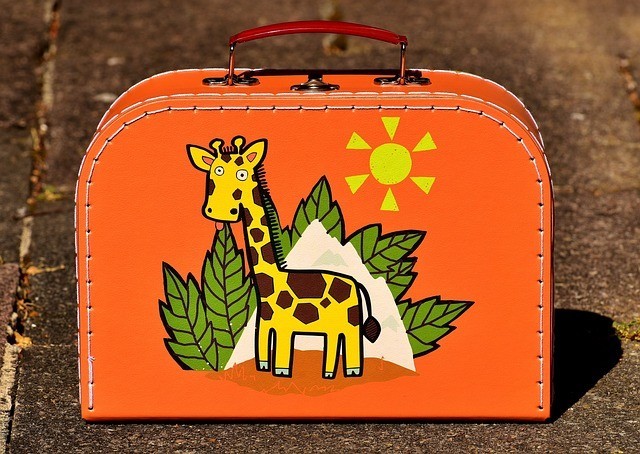kids suitcase with giraffe logo