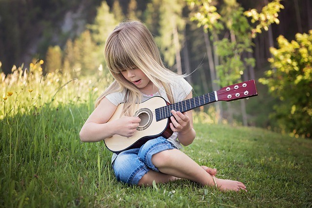 girl play guitar